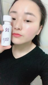 经常熬夜用什么产品比较好?三草两木熬夜精华可以改善毛孔粗大暗 经常熬夜用什么产品比较好?三草两木熬夜精华可以改善毛孔粗大暗