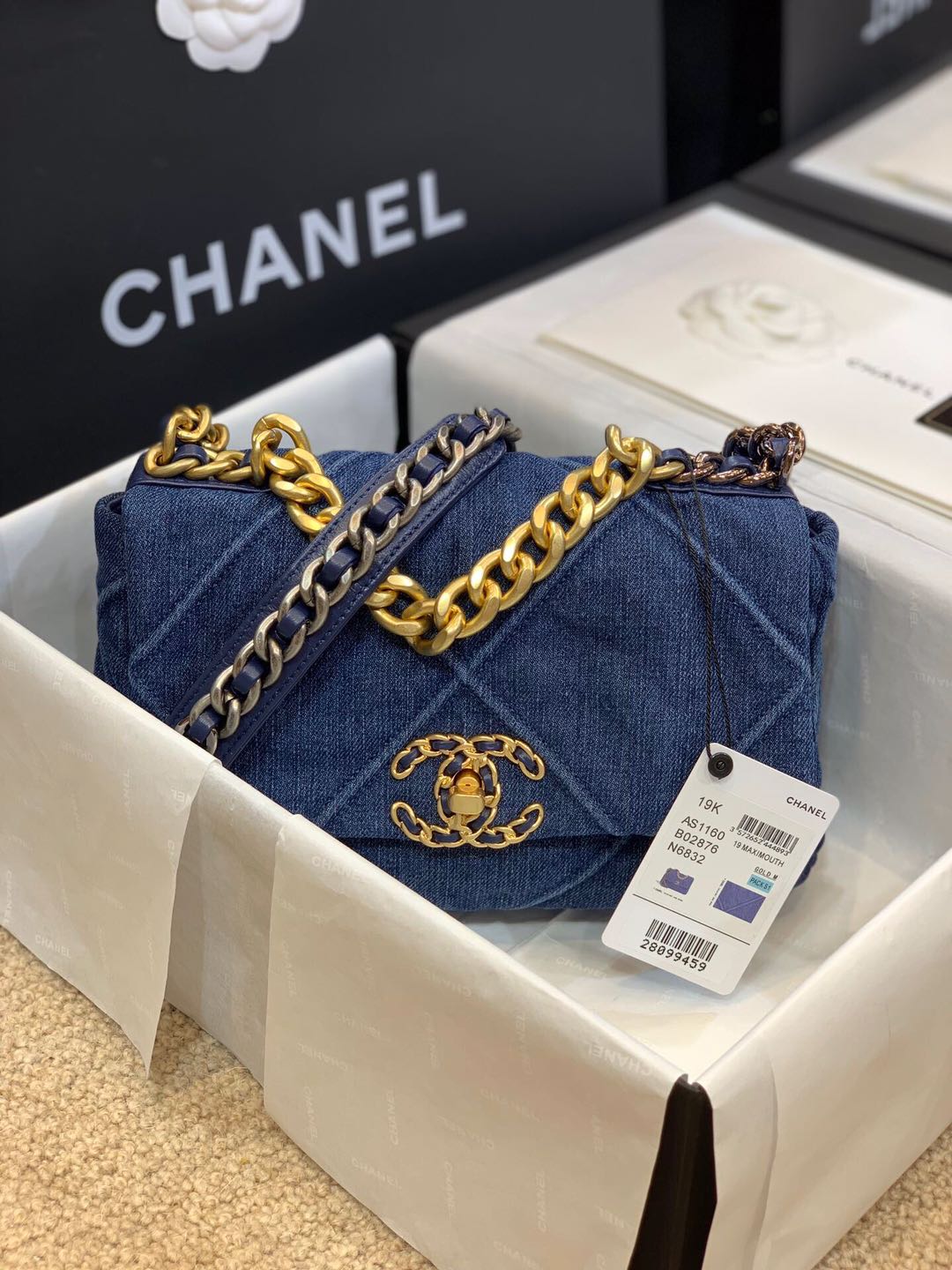 Chanel/香奈儿小香丹牛仔布,成为当季最经典的潮范儿 Chanel/香奈儿小香丹牛仔布,成为当季最经典的潮范儿