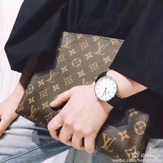 时髦又舒服的男士手拿包,原单方便实用。经典大气 时髦又舒服的男士手拿包,原单方便实用。经典大气