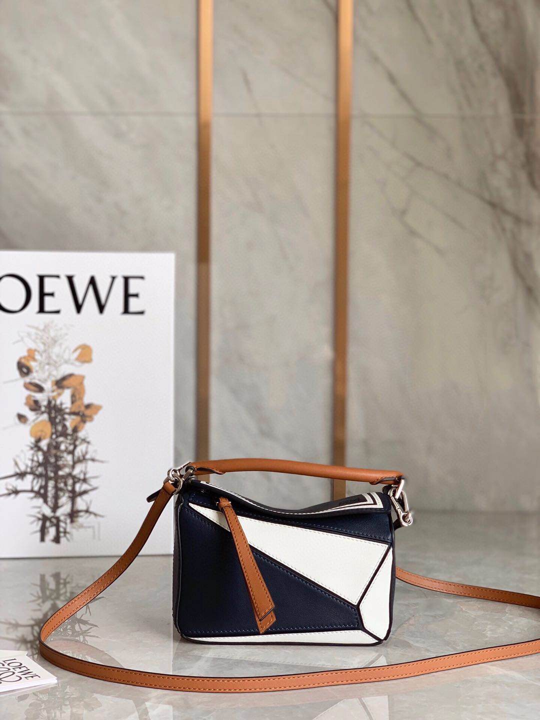 LOEWE罗意威包包手袋系列,精湛工艺奢华气质UP在线 LOEWE罗意威包包手袋系列,精湛工艺奢华气质UP在线