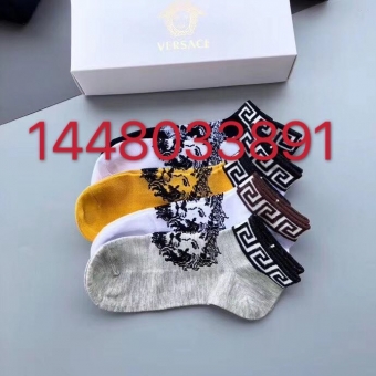 分享一下袜子情侣款的在那里有?芬迪的需要多少钱? 分享一下袜子情侣款的在那里有?芬迪的需要多少钱?