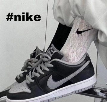 �����nike�վ�һ��,��һ������Ů���,�ɴ�����Ь
