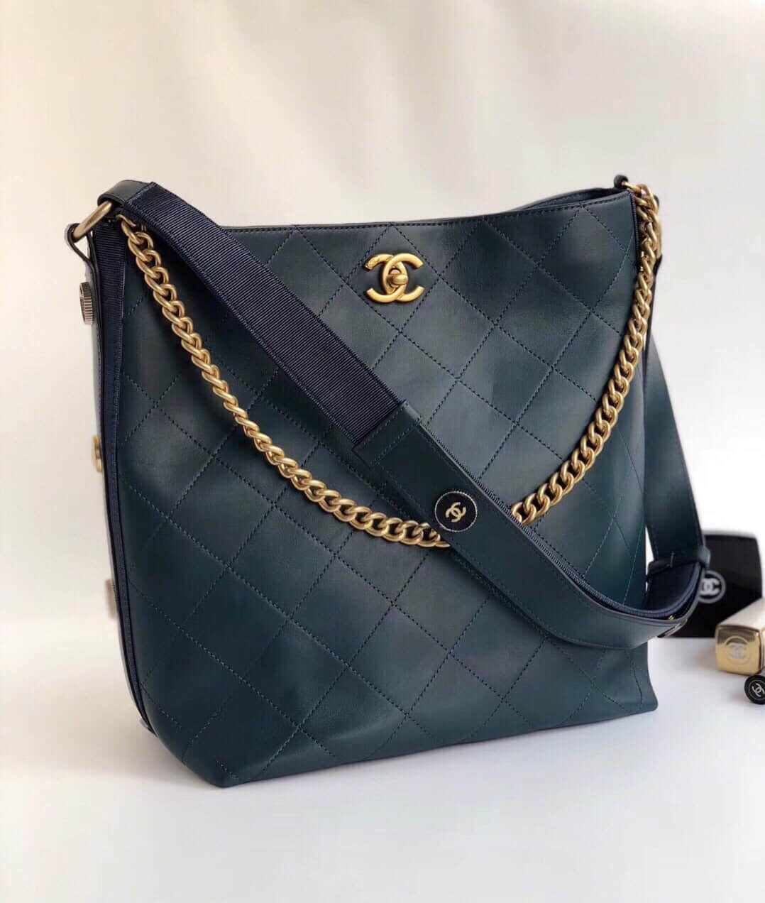 一眼万年,Chanel/香奈儿 2020新款嬉皮水桶包 一眼万年,Chanel/香奈儿 2020新款嬉皮水桶包