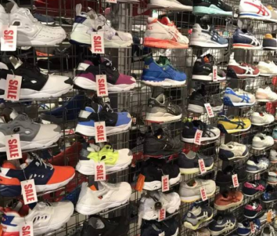���� ���Ϳ�Ь �ĸ��ã����ϴ�ǧ��һ˫YEEZY,������ȥ