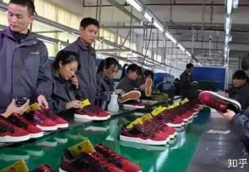 在哪个平台上买鞋比较靠谱,莆田鞋的黑色交易实际上完全不避人 在哪个平台上买鞋比较靠谱,莆田鞋的黑色交易实际上完全不避人