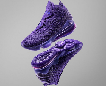 �վ�һ���Ϳ�����Ь�����ڻ���һ���·����ܰ�����Nike����