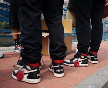 ����Ҭ��Ь����Ʒ�����𣬹˿�:��˫AJ1С�������˶���Ǯ?