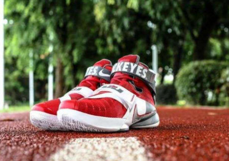 aj11�ں��������Ǯ����Ь�Ƽ��ֹ�������Ʒ��,�ڳ��ⳡʹ��
