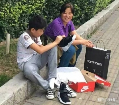 运动鞋的货源,脚上的球鞋似乎配不上你的球技 运动鞋的货源,脚上的球鞋似乎配不上你的球技