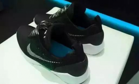 �����˶�Ь������һ�ֻ�Դ��NIKE�Ƴ��߿Ƽ�Ь��,®ɽ����Ŀ