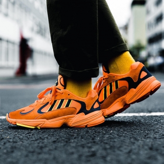 ���ﰢ�ϴ�������Adidas�ϵ�Ь���·���