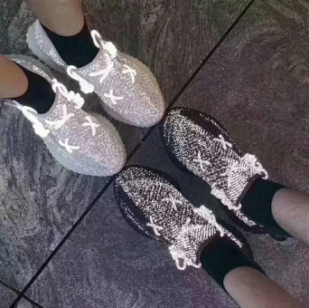 莆田阿迪耐克服装厂,Yeezy350V2满天星配色炫酷夺目 莆田阿迪耐克服装厂,Yeezy350V2满天星配色炫酷夺目