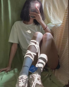 ����Ьʲô��˼����������һ��������ԴЬ,�ҵ���˫Ь�����׻�ɫ