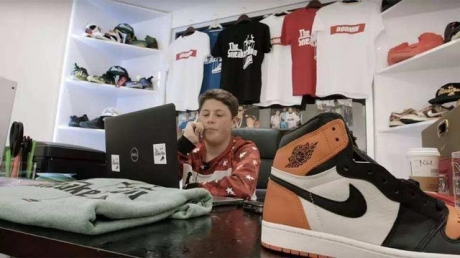 �Ա����������������Ь�ӣ�һ˫Ь����ת�ֿ�׬��ǧ�����˽Կ���
