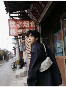 低调时尚宝缇嘉BV男士腰包,井柏然街拍同款 低调时尚宝缇嘉BV男士腰包,井柏然街拍同款