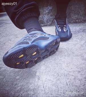 �������������Ÿ�һ����٩үYeezy 700 V3�Ͻ�