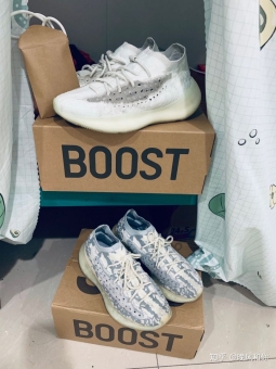 ����Ь����һ�ֻ�Դ��**�������ǣ�Yeezy380��ҹ��ͼ��