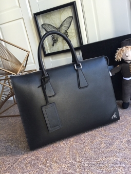 名牌一件代发货源名牌原单男士双肩包,斜跨单肩,胸包,手拿包 名牌一件代发货源名牌原单男士双肩包,斜跨单肩,胸包,手拿包