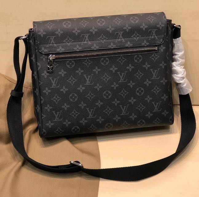 L.V黑色老花单肩斜挎包DISTRICT中号手袋M44001 L.V黑色老花单肩斜挎包DISTRICT中号手袋M44001