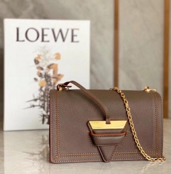 Loewe萝意威明星同款单肩包三角包,名牌品质 Loewe萝意威明星同款单肩包三角包,名牌品质