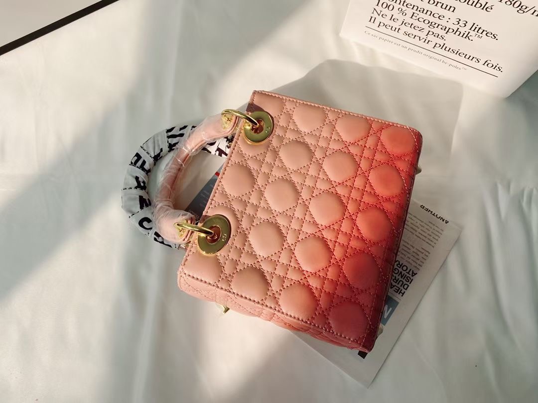 名媛风,迪奥Lady Dior经典定制款戴妃包,高质感气质超 名媛风,迪奥Lady Dior经典定制款戴妃包,高质感气质超