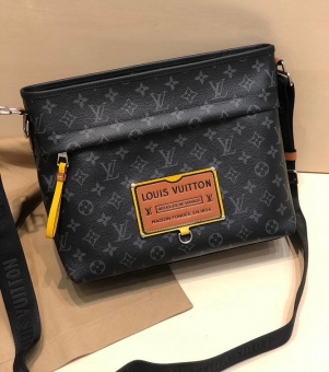 LV路易威登黑花邮差包,广州蕞高品工厂货源 LV路易威登黑花邮差包,广州蕞高品工厂货源