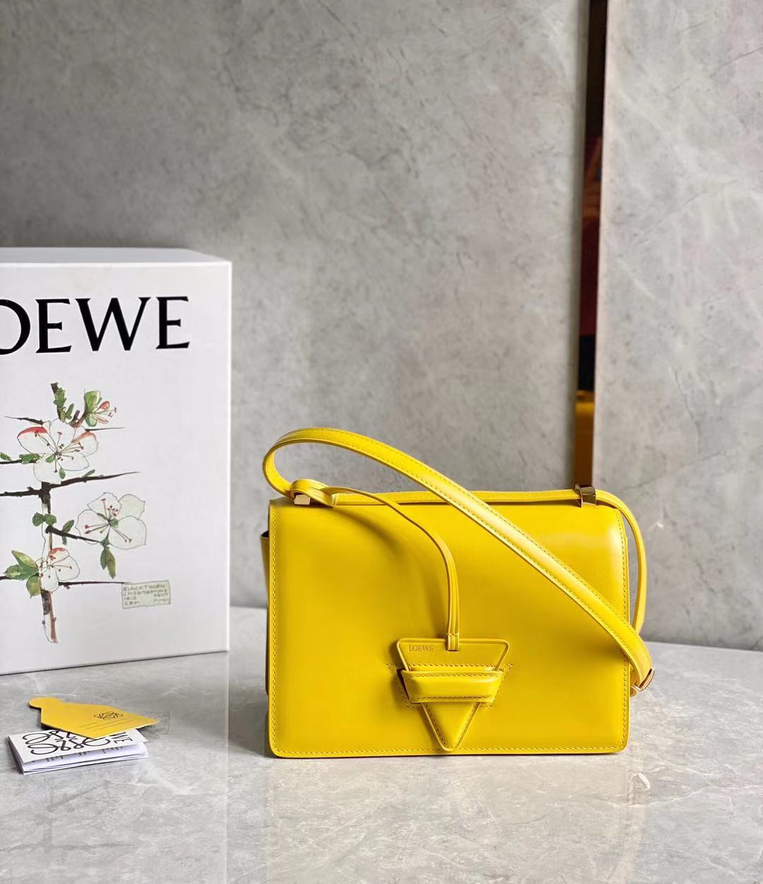 罗意威Loewe标志三角搭扣女包奢侈包包货源,包包工厂直发! 罗意威Loewe标志三角搭扣女包奢侈包包货源,包包工厂直发!